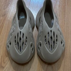 Yeezy Kids Sandals in Taupe